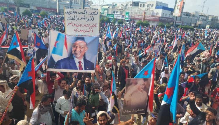 يحدث الان : حشود جماهيرية مهيبة في ساحة العروض تجدد التفويض للرئيس الزُبيدي