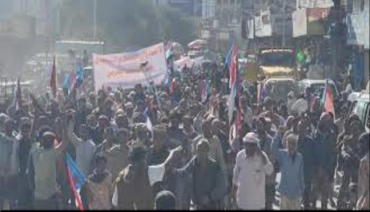 أبين تحتشد رفضًا لفرض الإرادة وتجدد التفويض للرئيس الزُبيدي
