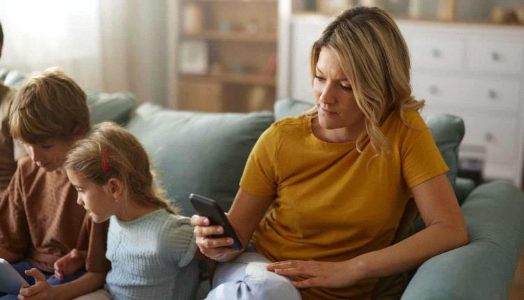 كيف تؤثر "مجموعات الأمهات" على واتساب في الصحة النفسية