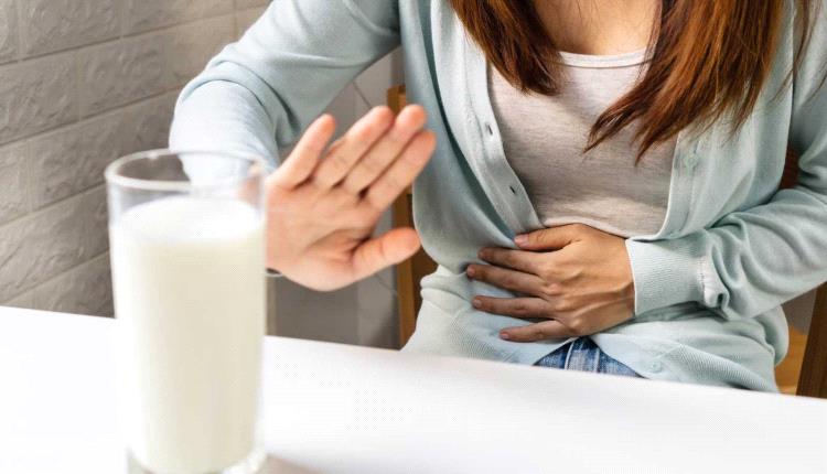 انتفاخ وتشنجات وإسهال.. هل يمكن تخفيف أعراض عدم تحمل اللاكتوز؟