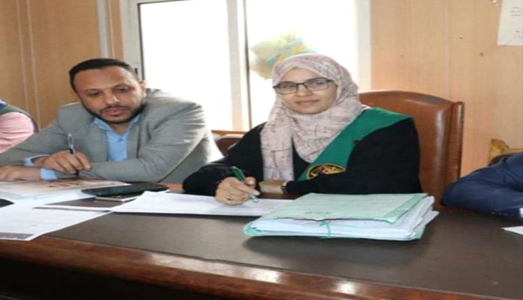 مشرف حو.ثي يعتدي على قاضية أثناء جلسة محاكمة رسمية ويختطف المتهم