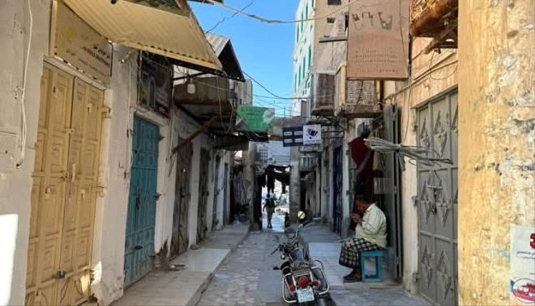 قوات الطوارئ تداهم محل جوالات في سوق سيئون وتعتقل مالكه وتقتاده إلى جهة غير معلومة