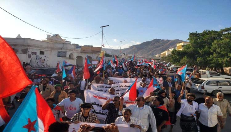 مسيرة جماهيرية حاشدة في المكلا تأييدًا للمجلس الانتقالي وتجديدًا لتفويض للرئيس عيدروس الزُبيدي