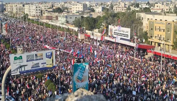 الجنوب يرفع صوته: إدانة شعبية لسياسات العبث وتحميل العليمي مسؤولية الفوضى