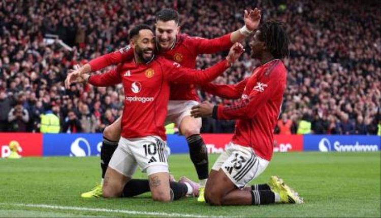 مانشستر يونايتد بقيادة كاريك ينتفض في “الديربي” ويُسقط سيتي..
