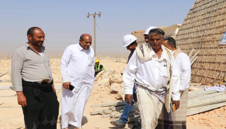 مدير عام مديرية قشن يتفقد سير العمل بمشروع إنشاء خزان المياه الجديد بسعة 1800 م³