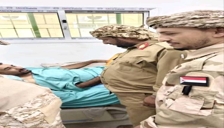 أركان وقيادة ألوية الدعم والإسناد يزورون الجريح العميد فواز الشبحي