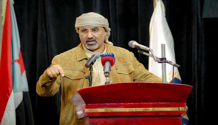 صحفي جنوبي يكشف تفاصيل مثيرة ويؤكد الرئيس الزبيدي عائد إلى المشهد بقوة 