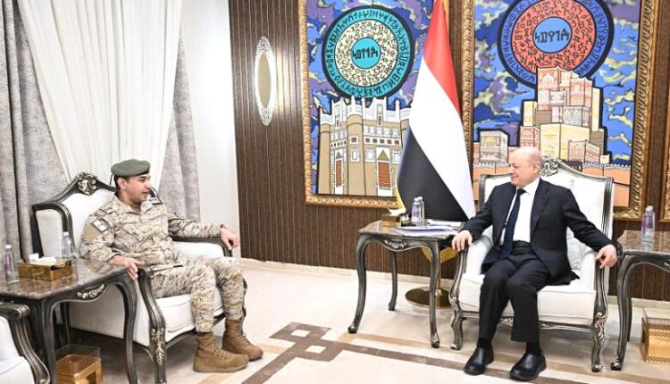 العليمي يناقش مع قائد القوات المشتركة تعزيز التعاون العسكري وتطوير الشراكة الاستراتيجية

