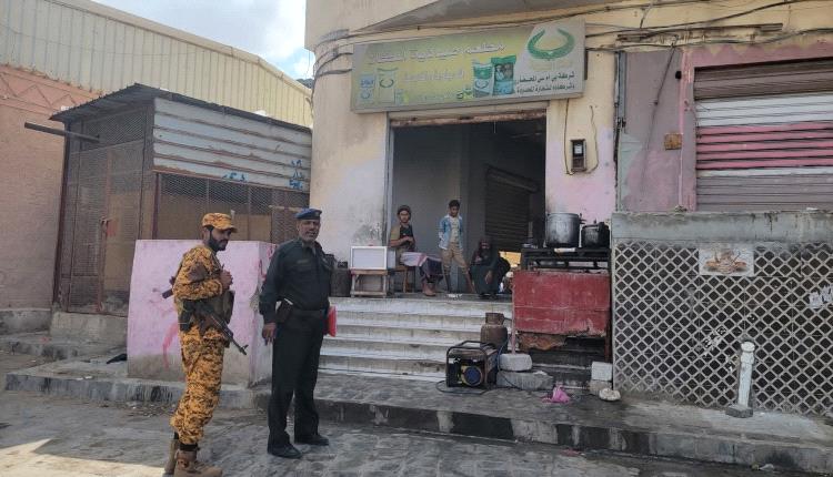 صندوق النظافة والتحسين بالمهرة ينفّذ حملة إغلاق بحق المطاعم غير الملتزمة بسداد رسوم النظافة