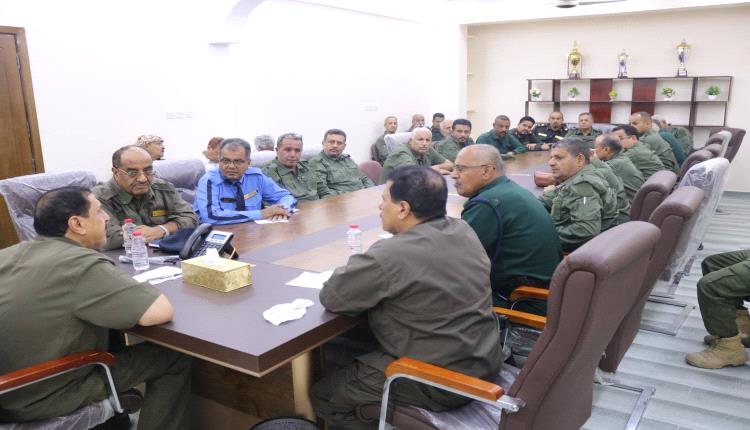مدير أمن العاصمة عدن يترأس اجتماعاً أمنياً موسعاً بمدراء مراكز الشرطة