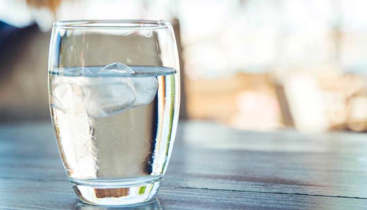 الماء البارد لإنقاص الوزن .. خرافة أم حقيقة صحية؟