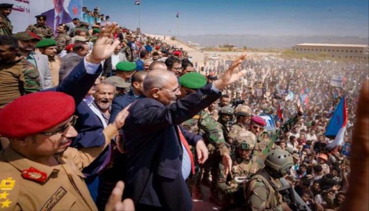 فبركات مكشوفة أمام إرادة الجنوب.. الرئيس الزُبيدي قائد مفوَّض بثقة شعبية راسخة