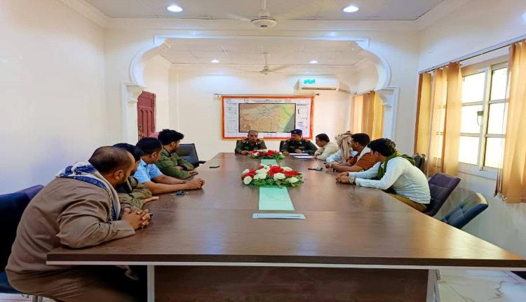 مدير عام أمن المهرة يبحث مع محلات الصرافة تنظيم صرف رواتب منتسبي وزارة الداخلية