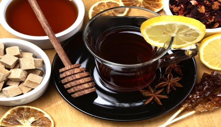 هل الشاي يهدئ أم ينبه؟.. طبيب يوضح الجرعات الآمنة وتأثيره على النوم