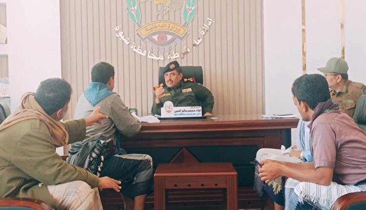 مدير عام شرطة شبوة يناقش مع مدير البحث الجنائي سير العمل وإجراءات تعزيز الأمن في المحافظة