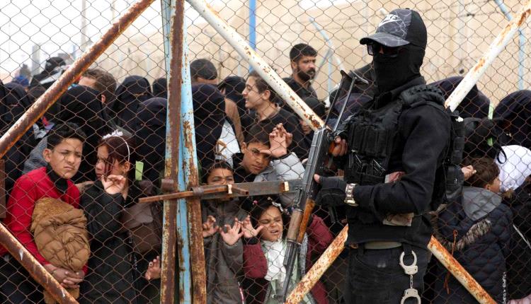 الجيش الأمريكي يبدأ في نقل سجناء داعـ.ـش من سوريا إلى العراق