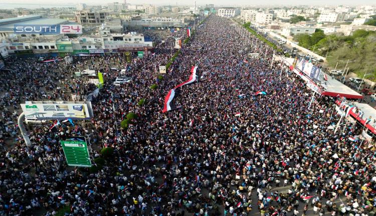 “الشارع ينتزع القرار… ومن لا يعجبه فليتنحَّ جانبًا”