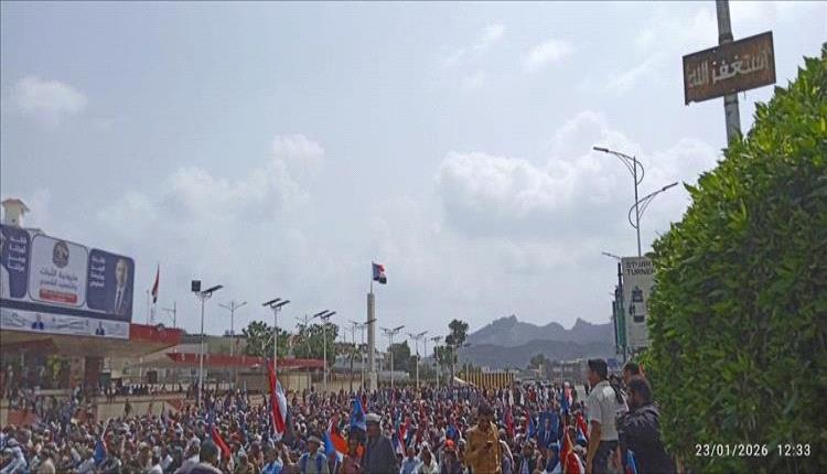 متظاهرون بخور مكسر يؤدون صلاة الجمعة قبل تظاهرة جنوبية

