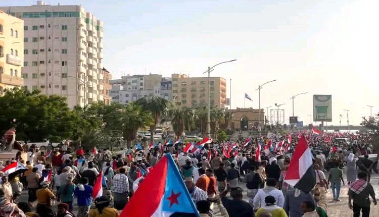 تظاهرة حاشدة في المكلا دعماً للمجلس الانتقالي والرئيس الزبيدي