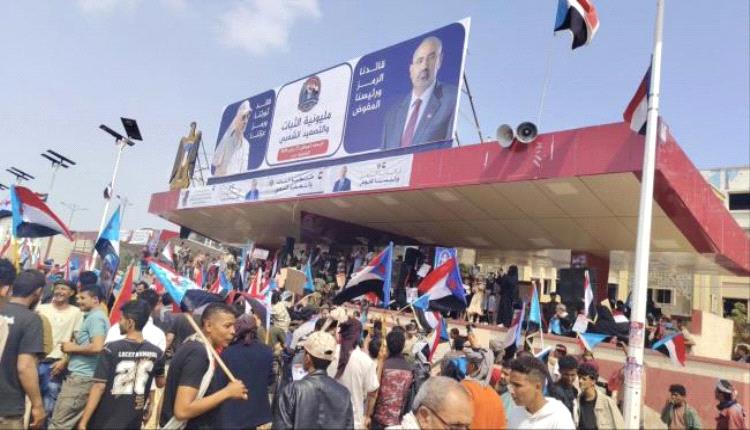 حشود جماهيرية كبيرة تتوافد إلى ساحة العروض استجابة لدعوة الرئيس عيدروس الزبيدي