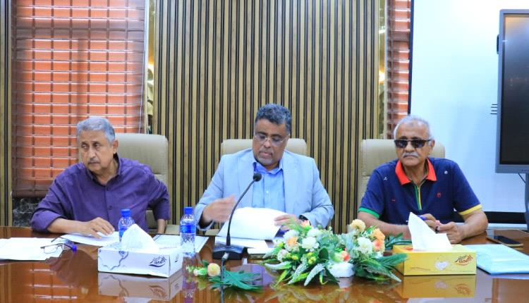 المحافظ يوجه بتدشين برنامج عام للنظافة الشاملة بعدن 