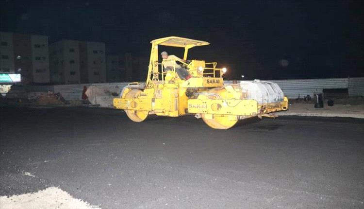 بدء أعمال الإسفلت بمدخل إنماء في البريقة ضمن مشروع تحسين السلامة المرورية بعدن