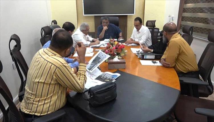 الشاذلي يتفقد مختبر الرقابة الدوائية ويؤكد أهمية التكامل الصحي بعدن

