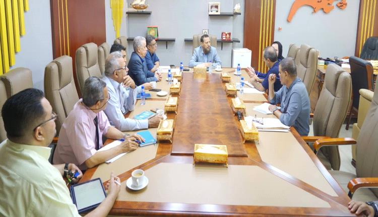 محافظ عدن يناقش مع “هالو ترست” إزالة الألغـ.ـام وإعادة توظيف المواقع العسـ.ـكرية