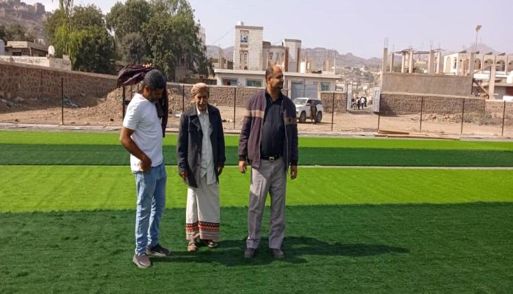 مأمور مديرية الضالع يتفقد سير تعشيب ملعب الصمود الرياضي