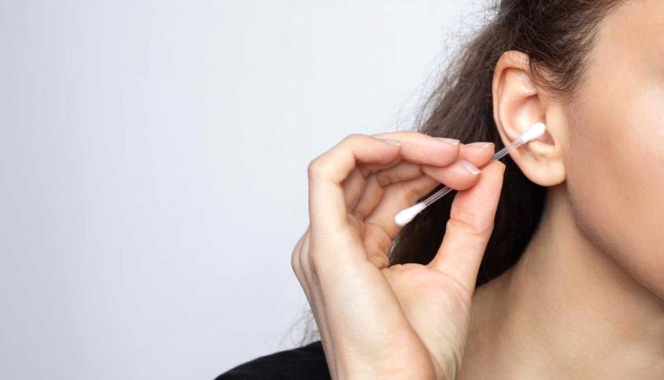 ماذا يكشف شمع الأذن عن صحتك؟