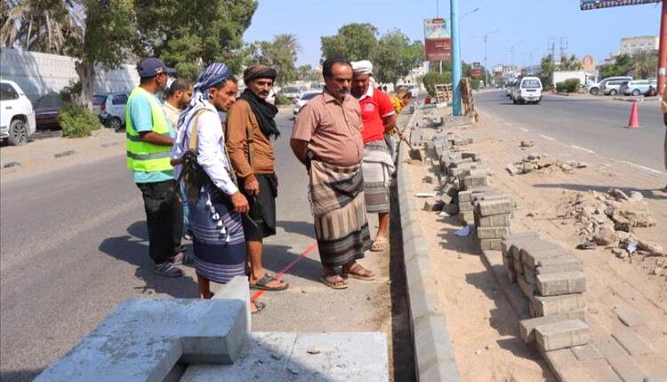 مدير خورمكسر يتفقد تقدم أعمال المرحلة الثانية لكورنيش ساحل أبين

