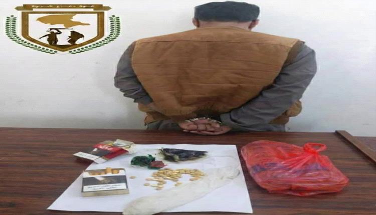 قوات دفاع شبوة تضبط شخص بحوزته كمية متنوعة من المواد المخـ.ـدرة في مدينة عتق