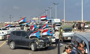 موكب أبناء أبين يصل عدن للمشاركة في فعالية ساحة العروض والمطالبة بإعلان دولة الجنوب العربي