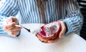 4 أطعمة طبيعية تساعد على تخفيف الإمساك ..