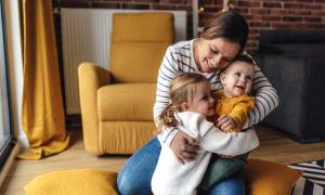 كيف يؤثر عدد الأطفال وتوقيت الحمل في شيخوخة الأم؟