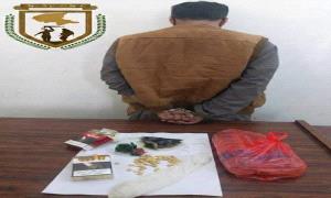 قوات دفاع شبوة تضبط شخص بحوزته كمية متنوعة من المواد المخـ.ـدرة في مدينة عتق