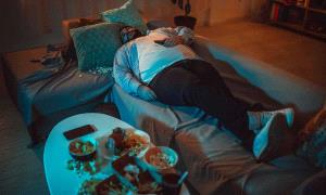 لماذا نشعر بالخمول بعد الغداء؟