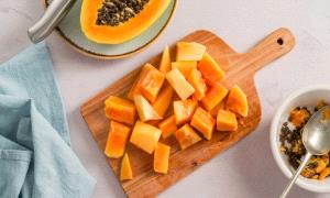 هل يُنصح بتناول فاكهة "البابايا" ليلاً؟
