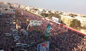 زلزال عدن الجماهيري يفضح مؤامرة العليمي والرياض