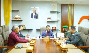 محافظ عدن يطّلع على أداء وحدة حماية الأراضي ويؤكد أهمية حماية الممتلكات وتسهيل معاملات المواطنين
