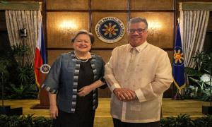 السفير باحميد يستعرض مع وزيرة خارجية الفلبين مستجدات الأوضاع في اليمن

