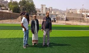 مأمور مديرية الضالع يتفقد سير تعشيب ملعب الصمود الرياضي