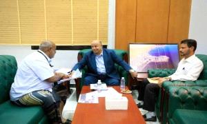 محافظ حضرموت يطلع على جاهزية مطار الريان الدولي لاستئناف الرحلات

