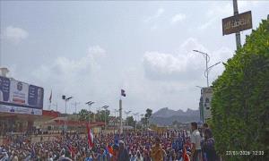 متظاهرون بخور مكسر يؤدون صلاة الجمعة قبل تظاهرة جنوبية

