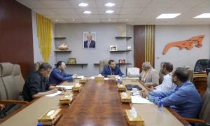 محافظ عدن يناقش آليات تنظيم قطاعي النقل والمرور ويطّلع على سير العمل بمصافي عدن