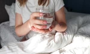 لماذا يُنصح بشرب الماء فور الاستيقاظ من النوم؟