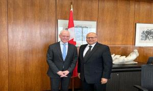 السلال يلتقي نائب وزير الخارجية الكندي لتعزيز العلاقات الثنائية

