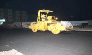 بدء أعمال الإسفلت بمدخل إنماء في البريقة ضمن مشروع تحسين السلامة المرورية بعدن