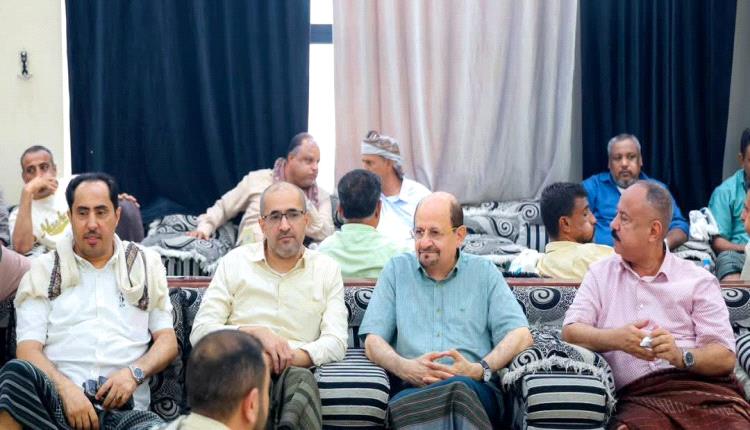 رئيس الوزراء وزير الخارجية يحضر في عدن مجلسي عزاء الفقيدين الكحيل وأمزربة
